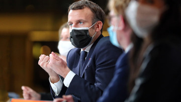 Κορωνοϊός - Le Point: Παρών σε κορωνοδείπνο την Τετάρτη ο Μακρόν - «Ξεχάστηκαν αποστάσεις, ήταν πραγματικό cluster»