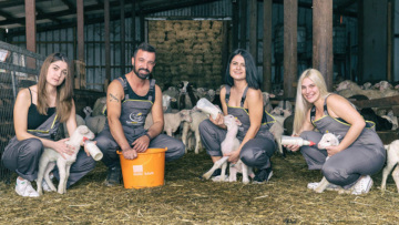 Οι σέξι αγρότες από τη Λάρισα επέστρεψαν και έφτιαξαν ημερολόγιο μαζί με σέξι αγρότισσες