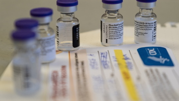 Η Pfizer προειδοποιεί: Ισως να μην προστατεύει το εμβόλιο αν χορηγηθεί με καθυστέρηση η δεύτερη δόση