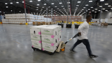 Moderna: Ξεκίνησε η μεταφορά των εμβολίων στις ΗΠΑ – Αύριο πιθανόν το πρώτο εμβόλιο 