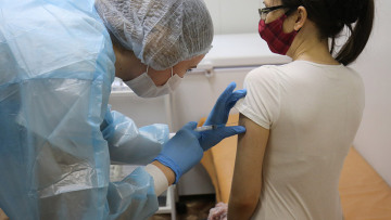 Κορωνοϊός - Σχέδιο «Ελευθερία»: Ποιοι θα κάνουν πρώτοι το εμβόλιο