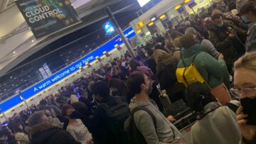 Χάος στο Χίθροου: Ταξιδιώτες εγκλωβίστηκαν μετά την απαγόρευση πτήσεων λόγω της μετάλλαξης του κορωνοϊού