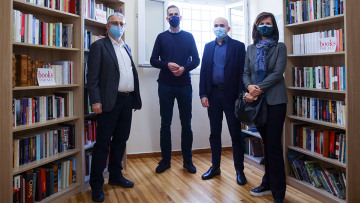 Δανειστική Βιβλιοθήκη στο Κέντρο Αστέγων του Δήμου Αθηναίων με τη συμβολή του ΘΕΜΑ 104,6  και της Bespoke Communications