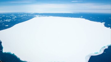 Απίστευτο θέαμα στον Νότιο Ατλαντικό: Γιγαντιαίο παγόβουνο σπάει σε κομμάτια - Βίντεο