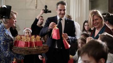 Διαδικτυακά θα ακούσουν τα κάλαντα ο πρωθυπουργός και οι πολιτικοί αρχηγοί 