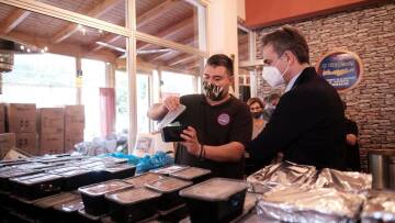 Μητσοτάκης: Φαγητό και δώρα σε κόσμο που το έχει ανάγκη μοίρασε ο πρωθυπουργός 