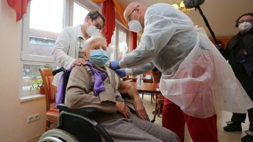 Γερμανία: Μια γυναίκα 101 ετών, ο πρώτος άνθρωπος που εμβολιάστηκε