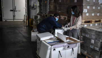 Μάχη της Ευρώπης με τον κορωνοϊό: Ξεκίνησε η κούρσα του εμβολιασμού - Απλώνεται η «μετάλλαξη» του Λονδίνου