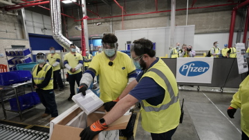 Ξεκινά την Κυριακή ο εμβολιασμός - Μητσοτάκης και Σακελλαροπούλου στη λίστα των πρώτων