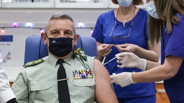 Εμβολιάστηκε ο Α/ΓΕΕΘΑ Φλώρος: Το πρώτο βήμα για απαλλαγή από την πανδημία