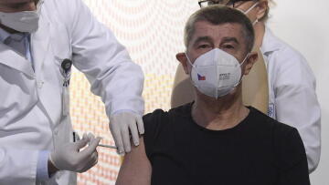 Τσεχία: Πρώτος εμβολιάστηκε ο πρωθυπουργός