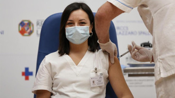 «Ελευθερία» στην Ευρώπη: Δείτε τους πρώτους εμβολιασμούς 