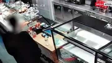 Εξάρχεια: Ο ληστής με το... καπουτσίνο άρπαξε τις εισπράξεις από το ταμείο καφετέριας - Βίντεο