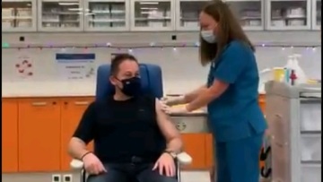 Κορωνοϊός - Εμβολιάστηκε ο Πέτσας: Πράξη αλληλεγγύης και ανθρωπιάς