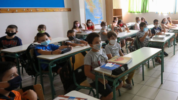 Σχολεία: Πότε θα ανοίξουν - Διχασμένα τα μέλη της επιτροπής