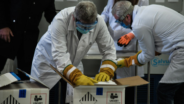 Την Τρίτη το πρωί στις 8:15 φτάνουν με ειδική πτήση στην Αθήνα οι 83.850 δόσεις του εμβολίου 