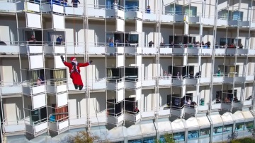 Βίντεο: Ο Άγιος Βασίλης κατέβηκε με… σκοινιά στο ΠΑΓΝΗ της Κρήτης