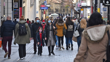 Παραμονή Πρωτοχρονιάς: Τρέχουν για τα τελευταία ψώνια - Αυξημένη η κίνηση σε Αθήνα και Θεσσαλονίκη