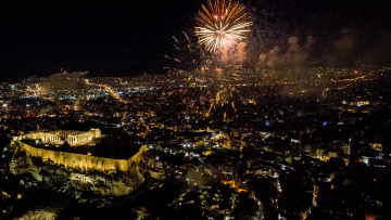 Αργίες 2021: Πότε «πέφτουν» - Αυτά είναι τα τριήμερα του νέου έτους