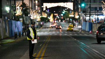 Κορωνοϊός: «Βαρόμετρο» η Αττική για μέτρα - άνοιγμα σχολείων