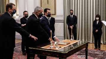 Σε τρεις δόσεις η ορκωμοσία υπουργών και υφυπουργών: Τα rapid test και ο πολιτικός όρκος