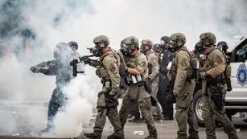 Το CNN κάνει λόγο για εκκένωση του Καπιτωλίου μετά από χρήση καπνογόνων και δακρυγόνων