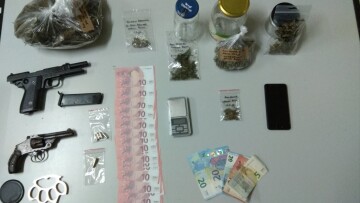 Ιωάννινα: Ένοπλος παραχαράκτης διακινούσε κάνναβη 