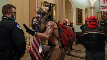  ΗΠΑ: Οπαδοί του Τραμπ εισέβαλαν στο Καπιτώλιο - Δείτε live