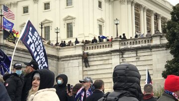 Χάος στις ΗΠΑ: Εκκενώνονται από την αστυνομία κτίρια του Κογκρέσου 