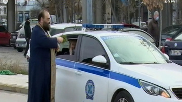 Θεσσαλονίκη: Ιερέας ραντίζει με αγιασμό τα περιπολικά της ΕΛ.ΑΣ. - Δείτε βίντεο