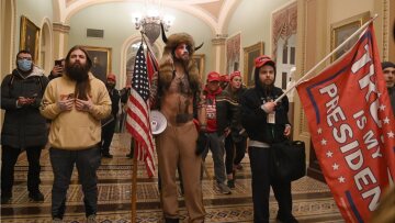 Jake Angeli: Πόσο κοστίζει να ντυθείς ημίγυμνος Βίκινγκ όπως ο «σαμάνος της QAnon»