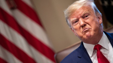 Εισβολή στο Καπιτώλιο: Ανοιχτό ενδεχόμενο άμεσης καθαίρεσης του Τραμπ