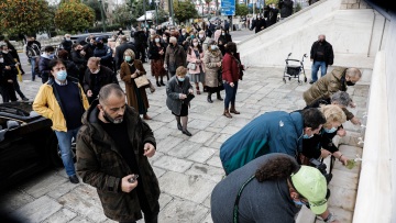 Θεοφάνια: «Παρατράγουδα», πρόστιμα, συνωστισμός, αλλά η Εκκλησία δεν «είδε» κίνδυνο για τη δημόσια υγεία