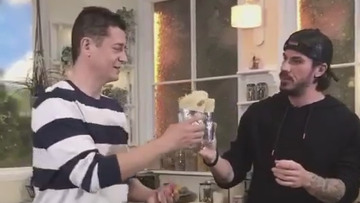 Tik Talk: Ο Αντώνης Σρόιτερ... κοντράρει τον Άκη Πετρετζίκη στην κουζίνα - Βίντεο 