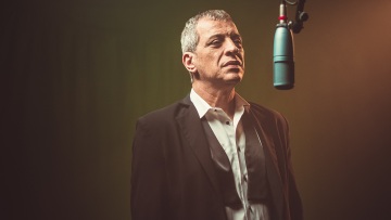 Θέμης Αδαμαντίδης : Επιστρέφει με μια συγκινητική μπαλάντα 