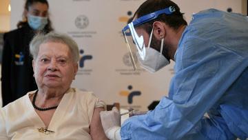 Εμβολιασμοί: Από Δευτέρα τα sms για ραντεβού για τους άνω των 85