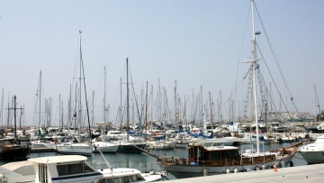 Φωτιά σε τουριστικό σκάφος στη μαρίνα Καλλιθέας