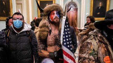  Εισβολή στο Καπιτώλιο: Συνέλαβαν τον «Βίκινγκ» με την προβιά και τα κέρατα