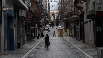 «Πρεμιέρα» χειμερινών εκπτώσεων με κλειστά μαγαζιά – Σε απόγνωση οι έμποροι