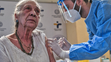Εμβόλιο για τον κορωνοϊό: Έκλεισαν τα πρώτα 60.000 ραντεβού για τους άνω των 85