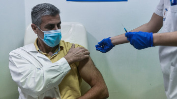 Εμβολιασμοί: Στις 10:30 και όχι στις 8:00 θα ξεκινήσουν σήμερα λόγω κακοκαιρίας στην Αττική