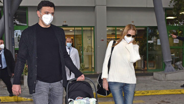 Η Τζένη Μπαλατσινού πήρε εξιτήριο από το μαιευτήριο - Στο πλευρό της ο Βασίλης Κικίλιας