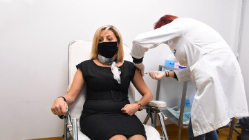 Εμβόλιο για τον κορωνοϊό: Μια δόση μειώνει σχεδόν στο μισό τον κίνδυνο μετάδοσης μέσα στα σπίτια (Έρευνα)