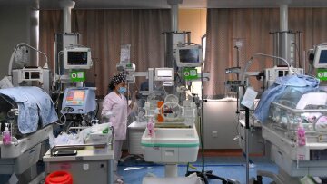 Στο έλεος του κορωνοϊού το Λονδίνο: Ασθενείς μεταφέρονται σε ξενοδοχεία