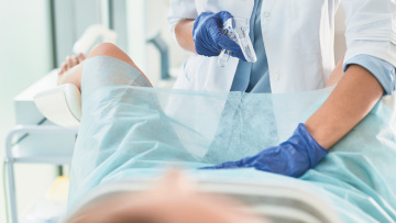 Γαλλία: Γυναικολόγος αρνήθηκε να εξετάσει μία τρανς και μπήκε στο στόχαστρο ακτιβιστών