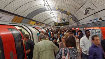 Βίντεο: Απίστευτες εικόνες συνωστισμού στο μετρό του Λονδίνου