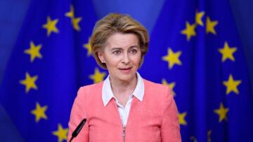 Ούρσουλα φον ντερ Λάιεν: Χαιρετίζω την πρωτοβουλία Μητσοτάκη για το πιστοποιητικό εμβολιασμού