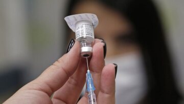 Βρετανός επιστήμονας: Τα εμβόλια κορωνοϊού μπορούν να προσαρμοστούν στις μεταλλάξεις