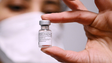 Εμβόλιο για τον κορωνοϊό: Η Pfizer ειδοποιεί για μείωση παραδόσεων στην Ευρώπη