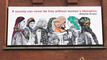 Η Άγκυρα τα βάζει και με το Όσλο: Ζητά να αφαιρεθεί πίνακας υπέρ των γυναικών που είναι σε δημόσιο κτήριο